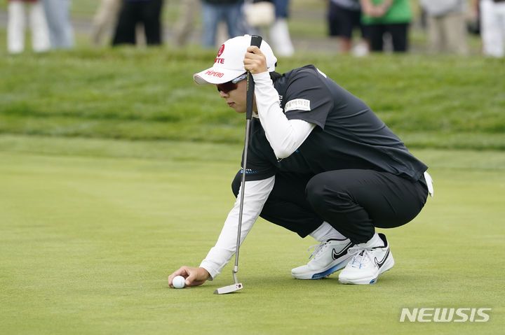 [페블비치=AP/뉴시스] 김효주가 6일(현지시각) 미 캘리포니아주 페블비치의 페블비치 골프 링크스에서 열린 미국여자프로골프(LPGA) 투어 US여자오픈 첫날 6번 그린에서 퍼팅 준비를 하고 있다. 김효주는 4언더파 68타로 린시유(중국)와 공동 선두에 올라섰다. 2023.07.07.