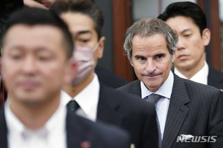 [도쿄=AP/뉴시스] 라파엘 그로시 국제원자력기구(IAEA) 사무총장이 7일 일본 도쿄에서 열린 일본기자클럽 주최 기자회견에 참석하고 있다. 2023.07.07.