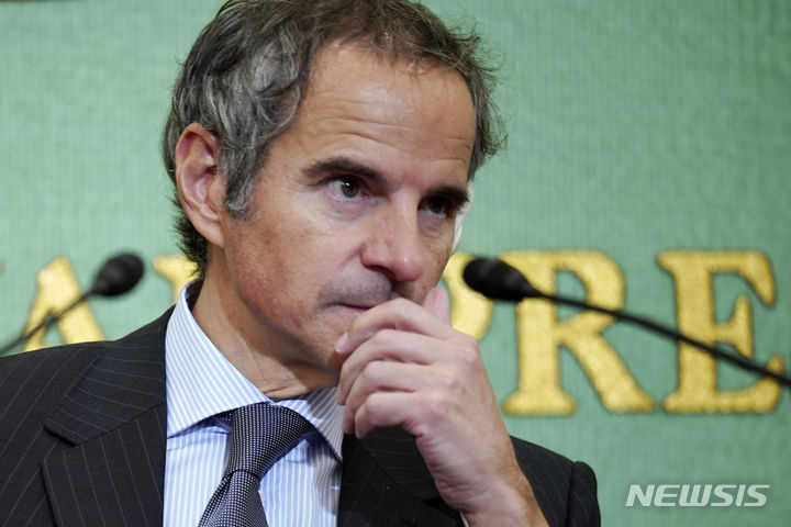 [도쿄=AP/뉴시스] 라파엘 그로시 국제원자력기구(IAEA) 사무총장이 7일 일본 도쿄에서 열린 일본기자클럽 주최 기자회견에 참석해 있다. 2023.07.07.