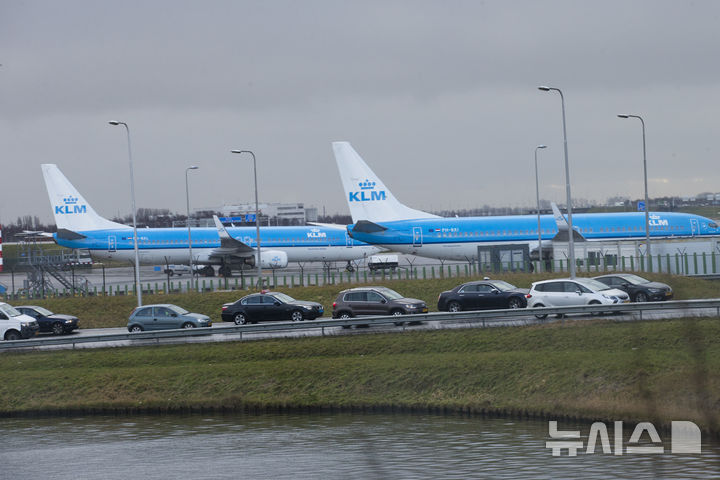 [하를레메르메이르=AP/뉴시스]네덜란드 영공에 12월 7일 또 정체불명의 무인기가 나타나 공군 F-35 전투기 2대가 출동해 쫓아냈다고 국방부가 발표했다. 사진은 암스테르담 부근 스히폴 국제공항에 대기 중인 네델란드의 KLM 항공기들. 2025.12. 08. 