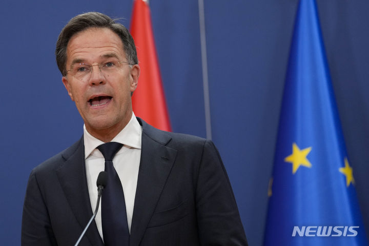 [베오그라드=AP/뉴시스}마르크 루테 네덜란드 총리가 7일(현지 시간) 연립 정부내 이민 정책 이견을 해소하지 못해 내각이 총사퇴한다고 발표했다. 사진은 지난 3일 세르비아를 방문해 기자회견하는 루테 총리. 2023.7.8.
