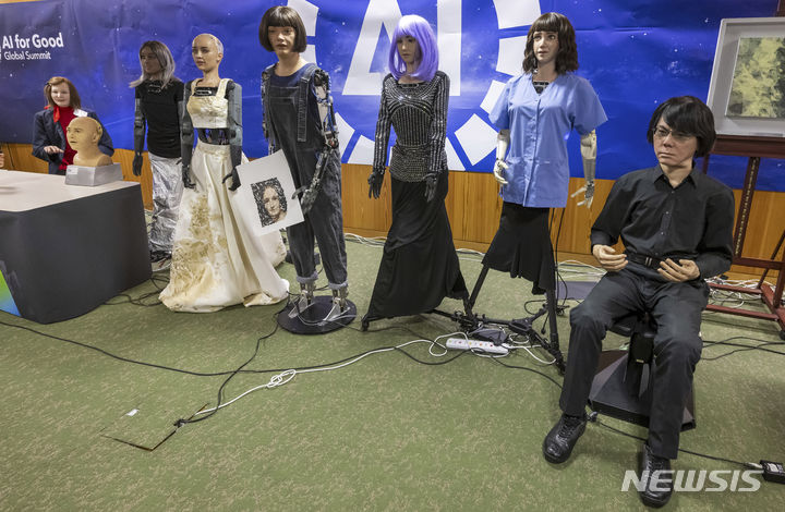 [제네바=AP/뉴시스]유엔 산하 기구가 7일(현지시간) 휴머노이드 로봇이 질문을 받는 세계 최초의 인공지능(AI) 기자회견을 진행했다. 2023.07.08.