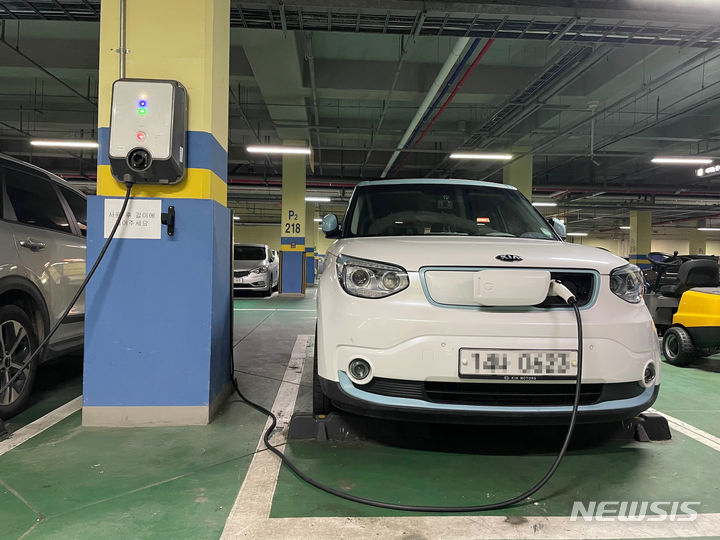  충전하고 있는 전기차