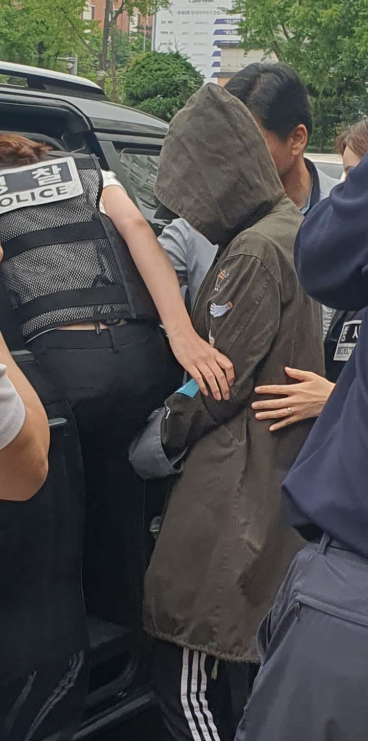 [수원=뉴시스] 양효원 기자 = 7일 오전 9시께 영아를 살해한 뒤 시신을 유기한 20대 친모가 검찰 송치를 위해 수원남부경찰서 유치장에서 나와 호송차에 올라타고 있다. 2023.7.7. hyo@newsis.com *재판매 및 DB 금지