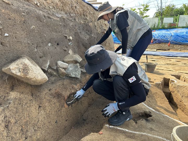 [서울=뉴시스] 2023년 여름 발굴캠프 실습 현장(국립가야문화재연구소-김해 봉황동 유적) (사진=문화재청 제공) 2023.07.07. photo@newsiscom *재판매 및 DB 금지