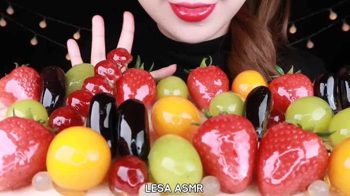 [서울=뉴시스]ASMR 유튜버 '레사'의 지난해 8월 탕후루 먹방 (사진=유튜브 채널 'LESA ASMR 레사' 영상 캡처) 2023.07.07. photo@newsis.com *재판매 및 DB 금지