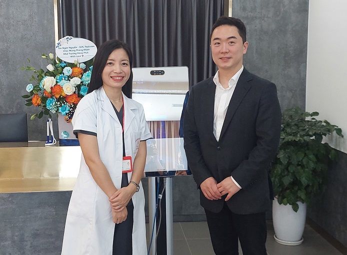 [서울=뉴시스] 하노이의대 산하 피부과 병원의 고객들에게 활용되는 룰루랩의 AI 피부 분석 솔루션 '루미니 키오스크' (사진=룰루랩 제공) 2023.07.07. photo@newsis.com *재판매 및 DB 금지