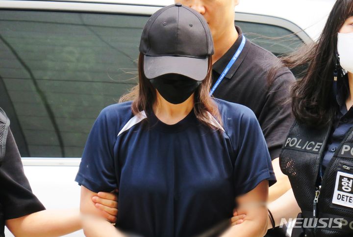  [인천=뉴시스] 김동영 기자 = 생후 1주일된 딸을 경기 김포시 한 텃밭에 암매장한 혐의를 받는 40대 친모가 7일 오후  구속 전 피의자 심문(영장실질심사)을 받기 위해 인천 미추홀구 인천지법 심사장으로 들어가고 있다. 2023.7.7. dy0121@newsis.com 