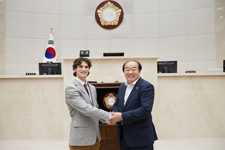 김운봉 부의장이 용인특례시의회 본회의장을 소개해 주고 있다. (사진=김운봉 의원 제공) *재판매 및 DB 금지