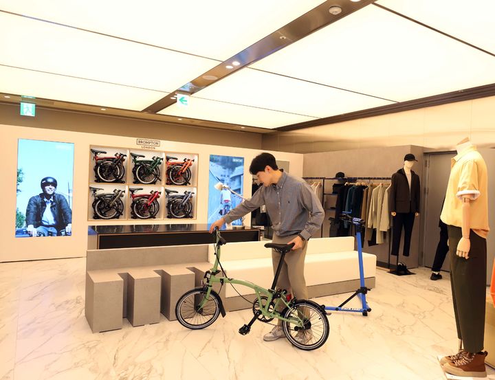 강남점 신관 8층 리뉴얼 오픈_브롬톤자전거(사진=신세계 제공) *재판매 및 DB 금지