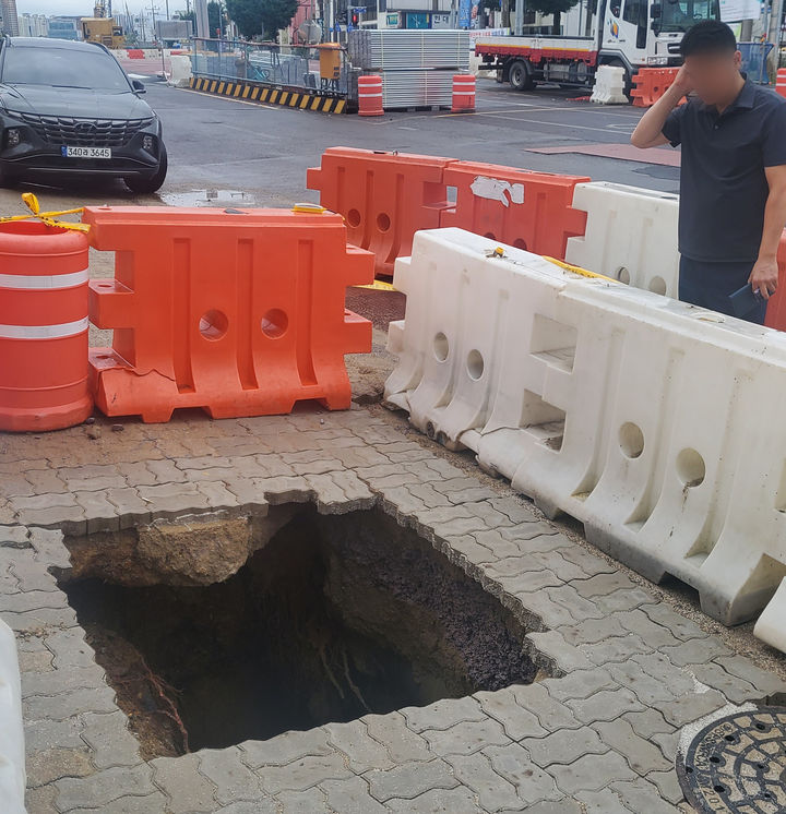 [광주=뉴시스] 이영주 기자 = 최근 서울 강남구 한복판에서 땅꺼짐 현상이 발생한 가운데, 인구가 밀집된 도심지역에서 그 위험성이 더 커지고 있다. 특히 대부분의 땅꺼짐 현상이 과도한 지하 개발 및 상하수관 노후화로 발생하는 만큼, 전문가들은 공사 전 지반 침하 위험성 사전 조사 및 주기적 관로 교체가 필요하다고 지적한다. 사진은 지난 7월7일 광주 동부경찰서 등에 따르면 이날 오후 2시 50분께 광주 동구 지산동 지산사거리 광주도시철도 2호선 공사현장 주변 인도에서 가로·세로 2m 폭, 깊이 3m 땅꺼짐 현상이 발생한 사진. (사진 = 광주 동구 제공) 2023.07.07. photo@newsis.com *재판매 및 DB 금지