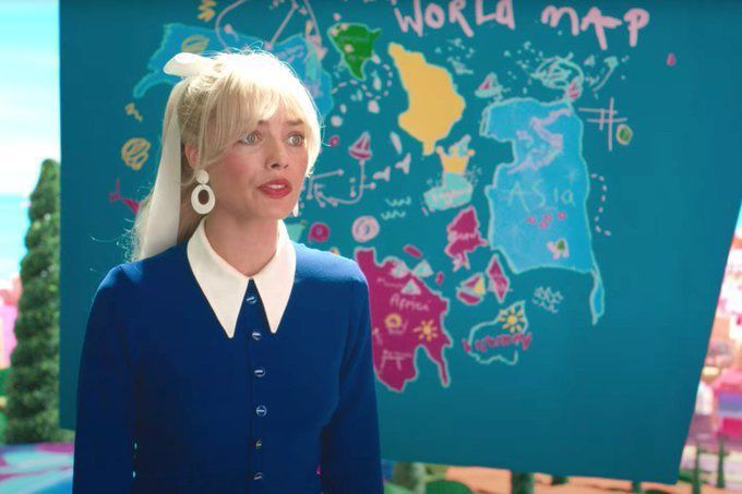 [서울=뉴시스]베트남이 중국의 일방적인 영유권 주장을 반영했다는 이유로 영화 ‘바비’ 상영을 금지한 데 대해 배급사인 워너브라더스가 특정 의도가 없다고 해명했다. 영화 '바비'의 한 장면으로 주인공이 세계 지도 앞에 서있는 모습. <사진출처: 영화 예고편 캡쳐> 2023.07.07