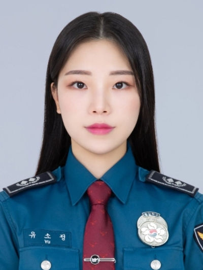 [거제=뉴시스] 신정철 기자= 경남 거제경찰서 장승포지구대 소속의 한 경찰 실습생이 지구대 첫 출근날 상습절도범을 붙잡고 극단 선택 시도자를 구조해 생명을 살린 사실이 뒤늦게 알려져 화제다.화제의 주인공은 지난 3일 장승포지구대로 첫 출근한 유소정 순경(27, 사진)이다.(사진=거제경찰서 제공).2023.07.07. photo@newsis.com *재판매 및 DB 금지