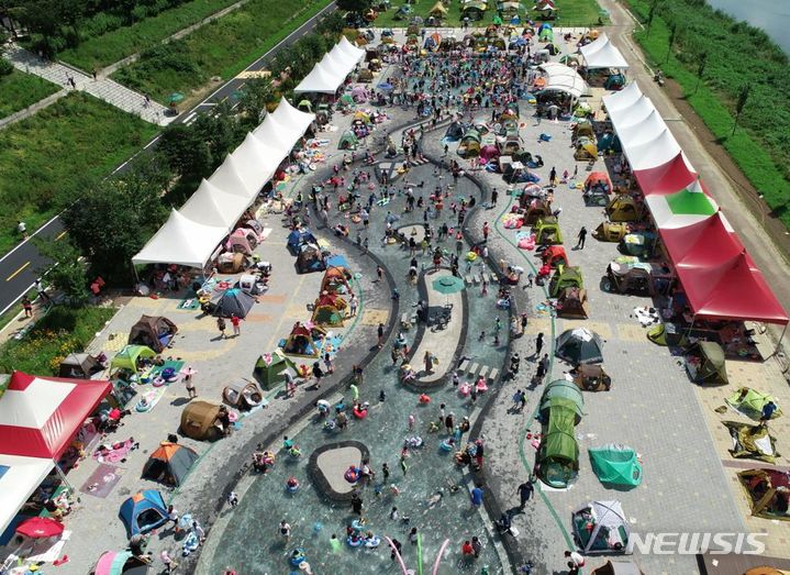 [서울=뉴시스]안양천 물놀이장 전경. (사진=구로구 제공). 2023.07.08. photo@newsis.com