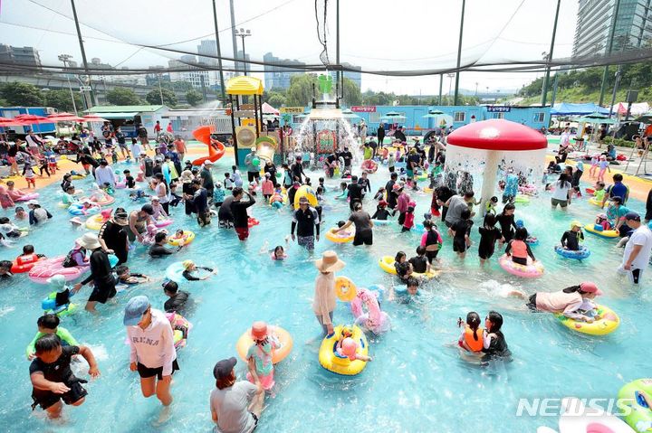 [서울=뉴시스]살곶이 물놀이장. (사진=성동구 제공). 2023.07.08. photo@newsis.com