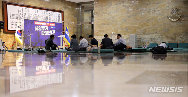 [서울=뉴시스] 고범준 기자 = 더불어민주당 의원들이 7일 오전 서울 여의도 국회에서 열린 '윤석열정권 오염수투기 반대 천명 촉구 비상행동'을 하고 있다. 2023.07.07. bjko@newsis.com