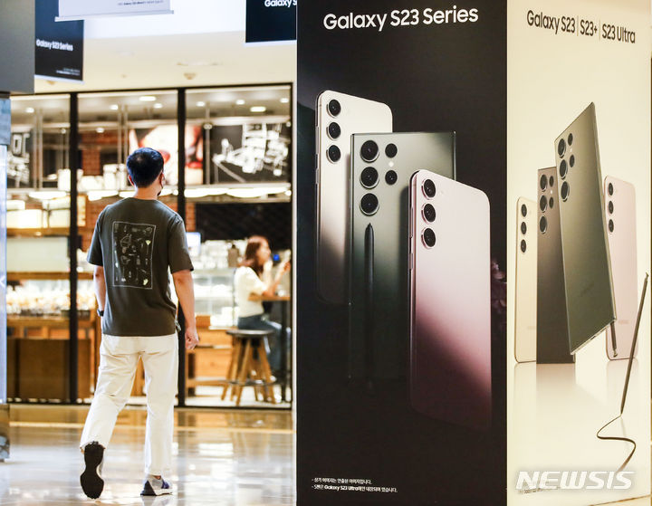 [서울=뉴시스] 정병혁 기자 = 삼성전자가 올해 2분기 영업이익이 6000억원으로 작년 동기보다 95.74% 감소한 것으로 잠정 집계됐다고 공시했다. 매출액은 60조로 작년 동기 대비 22.28% 감소했다. 7일 서울 서초구 삼성전자 서초사옥에서 직원들이 이동하고 있다. 2023.07.07. jhope@newsis.com