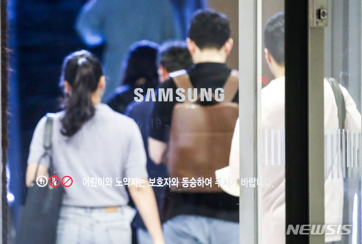 [서울=뉴시스] 정병혁 기자 = 서울 서초구 삼성전자 서초사옥에서 직원들이 이동하고 있다. 2023.07.07. jhope@newsis.com