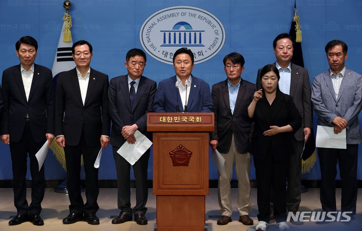 [서울=뉴시스] 이영환 기자 = 최인호 국회 국토교통위원회 더불어민주당 간사와 강득구 서울양평 고속도로 특혜 의혹 진상규명 TF 위원장 및 국토위 소속 의원들이 7일 오전 서울 여의도 국회 소통관에서 원희룡 국토교통부 장관의 서울-양평 고속도로 사업 백지화 발표 관련 기자회견을 하고 있다. 2023.07.07. 20hwan@newsis.com