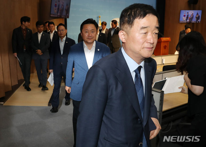 [서울=뉴시스] 이영환 기자 = 강득구 더불어민주당 서울양평 고속도로 특혜 의혹 진상규명 TF 위원장 및 최인호 국회 국토교통위원회 더불어민주당 간사와 소속 의원들이 7일 오전 서울 여의도 국회 소통관에서 원희룡 국토교통부 장관의 서울-양평 고속도로 사업 백지화 발표 관련 기자회견을 마친후 이동하고 있다. 2023.07.07. 20hwan@newsis.com