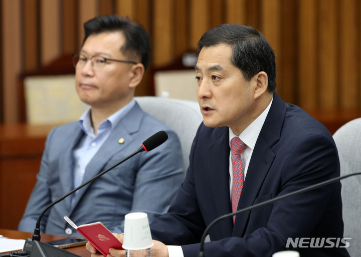 발언하는 박대출 국민의힘 정책위의장. [서울=뉴시스] 고범준 기자 = 박대출 국민의힘 정책위의장이 7일 오전 서울 여의도 국회에서 열린 원내대책회의에서 발언하고 있다. 2023.07.07. bjko@newsis.com