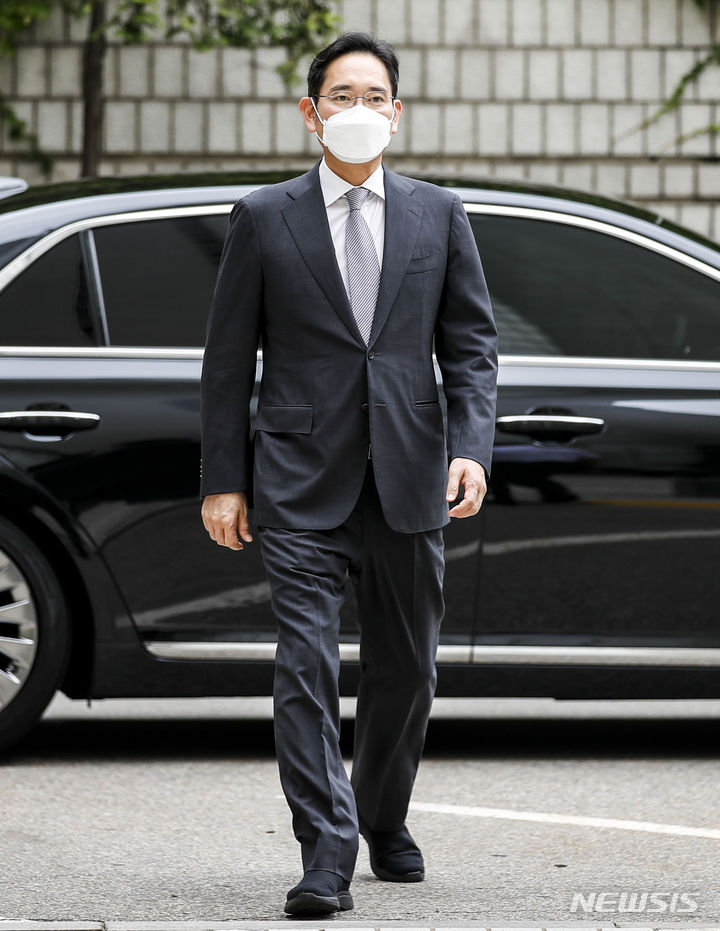 [서울=뉴시스] 정병혁 기자 = 이재용 삼성전자 회장이 7일 오전 서울 서초구 서울중앙지방법원에서 열린 '삼성 부당합병 의혹' 관련 공판에 출석하고 있다. 2023.07.07. jhope@newsis.com