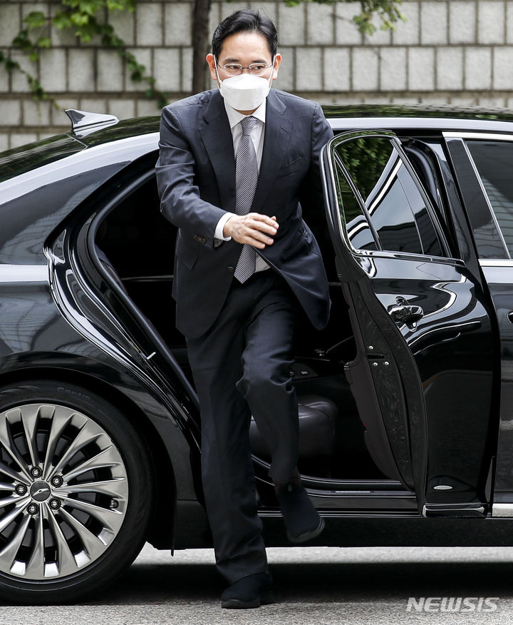 [서울=뉴시스] 정병혁 기자 = 이재용 삼성전자 회장이 7일 오전 서울 서초구 서울중앙지방법원에서 열린 '삼성 부당합병 의혹' 관련 공판에 출석하고 있다. 2023.07.07. jhope@newsis.com