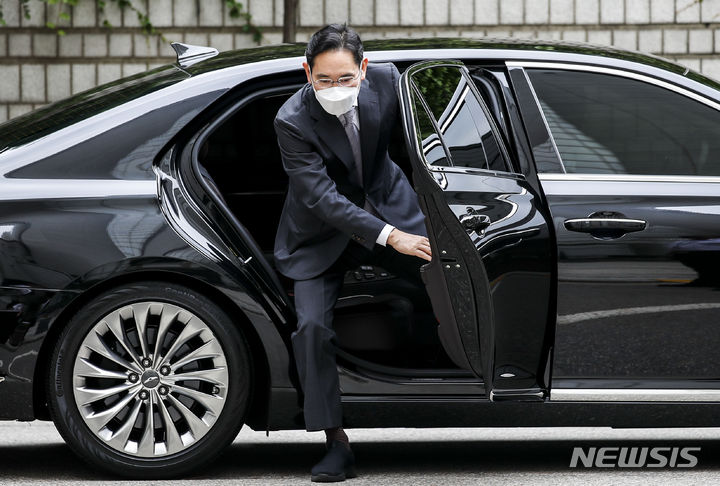 [서울=뉴시스] 정병혁 기자 = 이재용 삼성전자 회장이 7일 오전 서울 서초구 서울중앙지방법원에서 열린 '삼성 부당합병 의혹' 관련 공판에 출석하고 있다. 2023.07.07. jhope@newsis.com