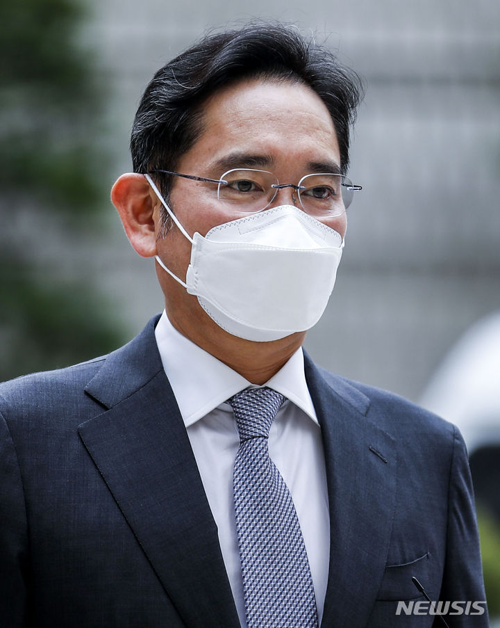[서울=뉴시스] 정병혁 기자 = 이재용 삼성전자 회장이 7일 오전 서울 서초구 서울중앙지방법원에서 열린 '삼성 부당합병 의혹' 관련 공판에 출석하고 있다. 2023.07.07. jhope@newsis.com
