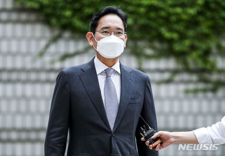 [서울=뉴시스] 정병혁 기자 = 이재용 삼성전자 회장이 7일 오전 서울 서초구 서울중앙지방법원에서 열린 '삼성 부당합병 의혹' 관련 공판에 출석하고 있다. 2023.07.07. jhope@newsis.com