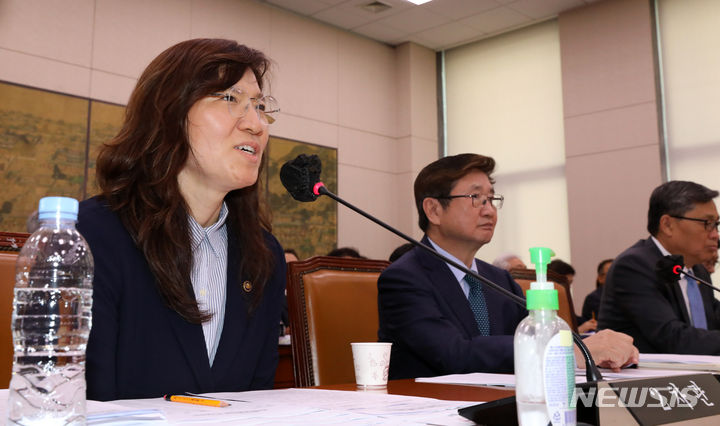 [서울=뉴시스] 고범준 기자 = 장미란 문화체육관광부 제2차관이 7일 오전 서울 여의도 국회에서 열린 문화체육관광위원회 전체회의에 참석해 인사말을 하고 있다. 2023.07.07. bjko@newsis.com