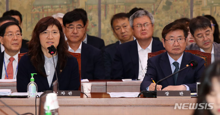 [서울=뉴시스] 고범준 기자 = 장미란 문화체육관광부 제2차관이 7일 오전 서울 여의도 국회에서 열린 문화체육관광위원회 전체회의에서 홍익표 문화체육관광위원회 위원장 질문에 답변하고 있다. 2023.07.07. bjko@newsis.com