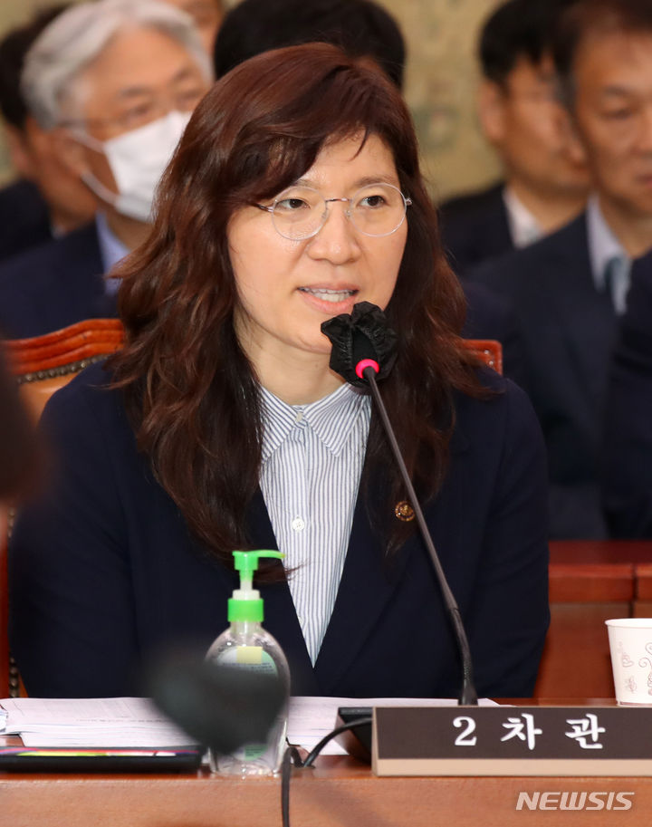 [서울=뉴시스] 고범준 기자 = 장미란 문화체육관광부 제2차관이 7일 오전 서울 여의도 국회에서 열린 문화체육관광위원회 전체회의에서 인사말을 하고 있다. 2023.07.07. bjko@newsis.com