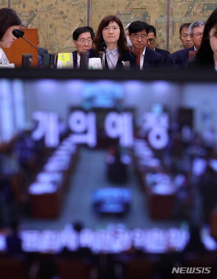 [서울=뉴시스] 고범준 기자 = 장미란 문화체육관광부 제2차관이 7일 오전 서울 여의도 국회에서 열린 문화체육관광위원회 전체회의에 참석해 자리에 앉아 있다. 2023.07.07. bjko@newsis.com