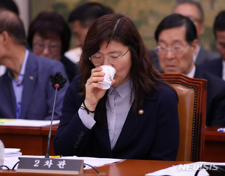[서울=뉴시스] 고범준 기자 = 장미란 문화체육관광부 제2차관이 7일 오전 서울 여의도 국회에서 열린 문화체육관광위원회 전체회의에서 물을 마시고 있다. 2023.07.07. bjko@newsis.com