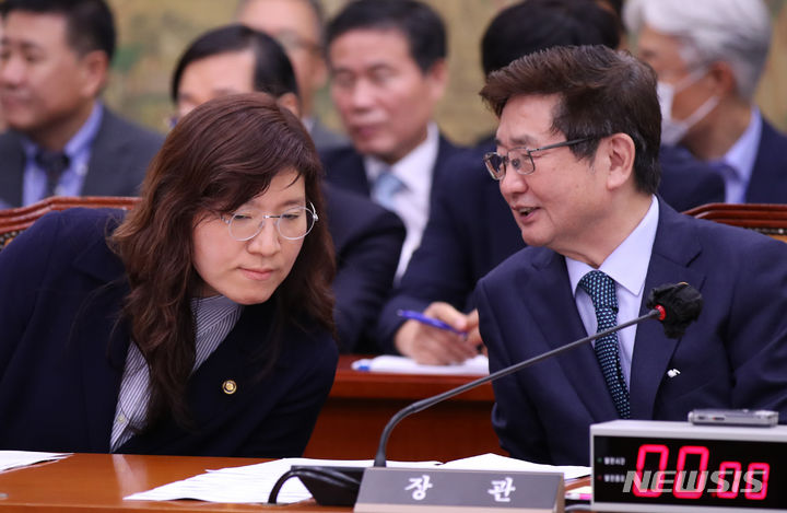 [서울=뉴시스] 고범준 기자 = 박보균 문화체육관광부 장관과 장미란 문화체육관광부 제2차관이 7일 오전 서울 여의도 국회에서 열린 문화체육관광위원회 전체회의에 앞서 대화를 나누고 있다. 2023.07.07. bjko@newsis.com