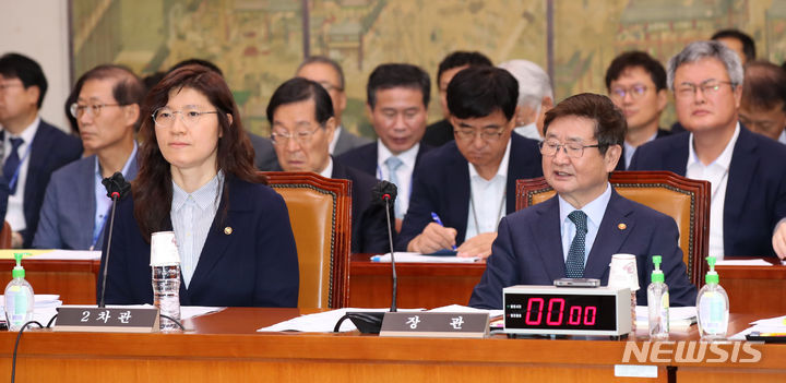 [서울=뉴시스] 고범준 기자 = 장미란 문화체육관광부 제2차관이 7일 오전 서울 여의도 국회에서 열린 문화체육관광위원회 전체회의에 참석해 자리에 앉아 있다. 오른쪽은 박보균 문화체육관광부 장관. 2023.07.07. bjko@newsis.com