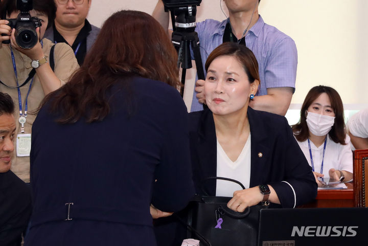 [서울=뉴시스] 고범준 기자 = 장미란 문화체육관광부 제2차관이 7일 오전 서울 여의도 국회에서 열린 문화체육관광위원회 전체회의에 참석해 임오경 더불어민주당 의원과 인사를 나누고 있다. 2023.07.07. bjko@newsis.com