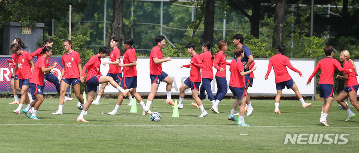 [서울=뉴시스] 고승민 기자 = 호주-뉴질랜드 여자 월드컵에 나서는 축구 국가대표팀 선수들이 7일 경기 파주 NFC에서 훈련을 하고 있다. 2023.07.07. kkssmm99@newsis.com