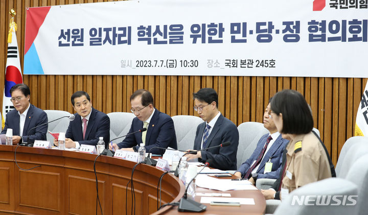 [서울=뉴시스] 이영환 기자 = 박대출 국민의힘 정책위의장이 7일 오전 서울 여의도 국회에서 열린 선원 일자리 혁신을 위한 민·당·정 협의회에서 인사말을 하고 있다. 2023.07.07. 20hwan@newsis.com