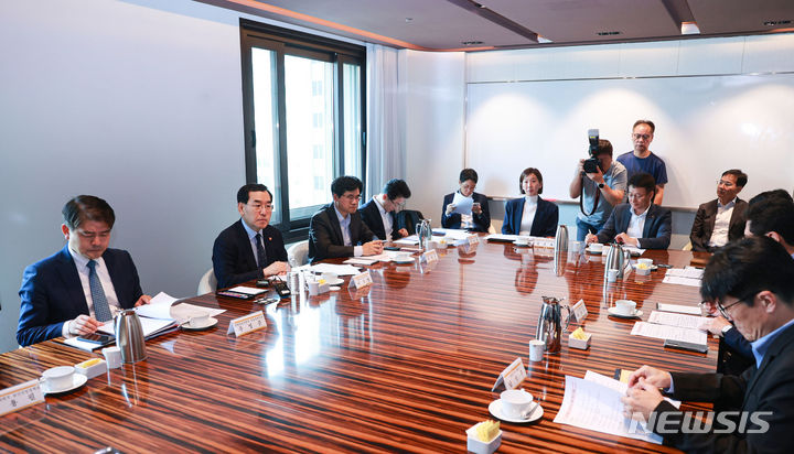 [서울=뉴시스] 권창회 기자 = 이창양 산업통상자원부 장관이 7일 오전 서울 중구 플라자호텔에서 열린 반도체 클러스터 점검 회의에서 인사말을 하고 있다. 2023.07.07. kch0523@newsis.com