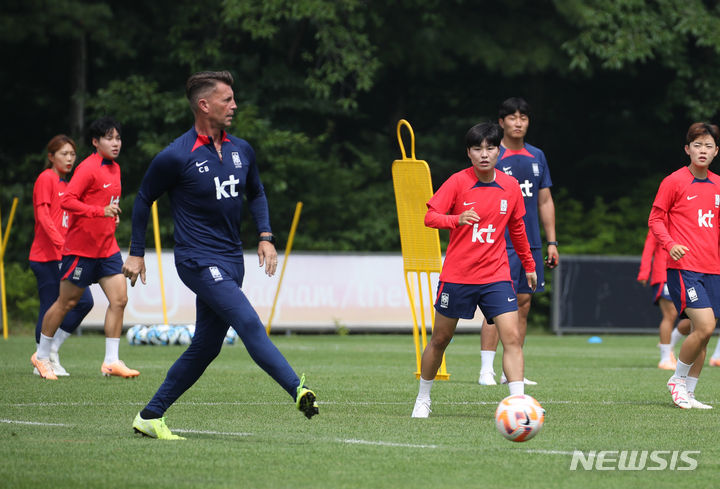 [서울=뉴시스] 고승민 기자 = 호주-뉴질랜드 여자 월드컵에 나서는 축구 국가대표팀 콜린 벨 감독과 선수들이 7일 경기 파주 NFC에서 훈련을 하고 있다. 2023.07.07. kkssmm99@newsis.com