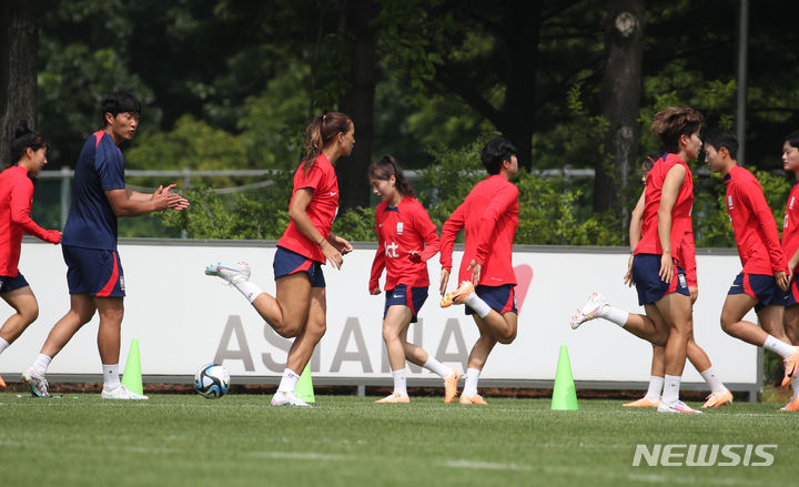 [서울=뉴시스] 고승민 기자 = 호주-뉴질랜드 여자 월드컵에 나서는 축구 국가대표팀 선수들이 7일 경기 파주 NFC에서 훈련을 하고 있다. 2023.07.07. kkssmm99@newsis.com