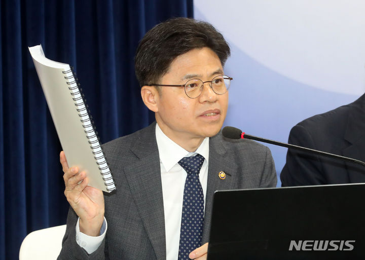 [서울=뉴시스] 배훈식 기자 = 유국희 원자력안전위원장이 7일 오전 서울 종로구 정부서울청사에서 일본 후쿠시마 오염수 방류 대응 정부 합동 브리핑을 하고 있다. 2023.07.07. dahora83@newsis.com