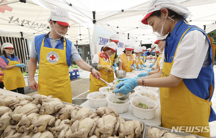 [서울=뉴시스] 최진석 기자 = 7일 서울 노원구 상계동 대한적십자사 서울지사 북부봉사관에서 열린 고려아연과 초복맞이 취약계층 여름나기 지원행사에서 고려아연 임직원과 적십자봉사원들이 직접 조리한 영양삼계탕을 포장하고 있다. 이날 만들어진 삼계탕과 건강꾸러미는 복지 사각지대 이웃 145세대에게 전달된다. 2023.07.07. myjs@newsis.com