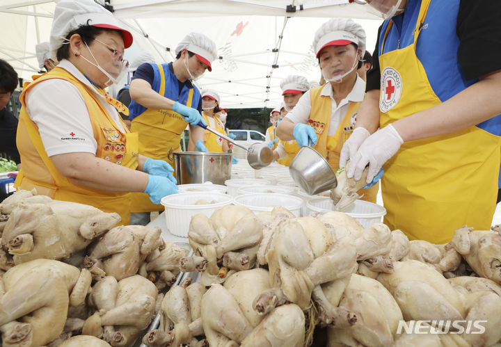 [서울=뉴시스] 최진석 기자 = 7일 서울 노원구 상계동 대한적십자사 서울지사 북부봉사관에서 열린 고려아연과 초복맞이 취약계층 여름나기 지원행사에서 고려아연 임직원과 적십자봉사원들이 직접 조리한 영양삼계탕을 포장하고 있다. 이날 만들어진 삼계탕과 건강꾸러미는 복지 사각지대 이웃 145세대에게 전달된다. 2023.07.07. myjs@newsis.com