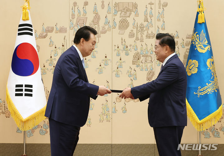 [서울=뉴시스] 전신 기자 = 윤석열 대통령이 7일 서울 용산 대통령실 청사에서 우동기 지방시대위원회 위원장에게 위촉장을 수여하고 있다. (대통령실통신사진기자단) 2023.07.07. photo1006@newsis.com
