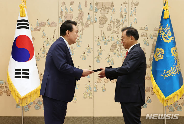 [서울=뉴시스] 전신 기자 = 윤석열 대통령이 7일 서울 용산 대통령실 청사에서 이정현 지방시대위원회 부위원장에게 위촉장을 수여하고 있다. (대통령실통신사진기자단) 2023.07.07. photo1006@newsis.com
