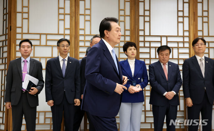 [서울=뉴시스] 전신 기자 = 윤석열 대통령이 7일 서울 용산 대통령실 청사에서 열린 대통령 문화체육특별보좌관, 지방시대위원회 위원장·부위원장 위촉장 수여식에 입장하고 있다. (대통령실통신사진기자단) 2023.07.07. photo1006@newsis.com