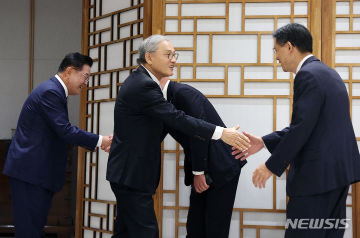 [서울=뉴시스] 전신 기자 = 유인촌 대통령 문화체육특별보좌관이 7일 서울 용산 대통령실 청사에서 열린 위촉장 수여식에 앞서 참석자들과 인사하고 있다. (대통령실통신사진기자단) 2023.07.07. photo1006@newsis.com